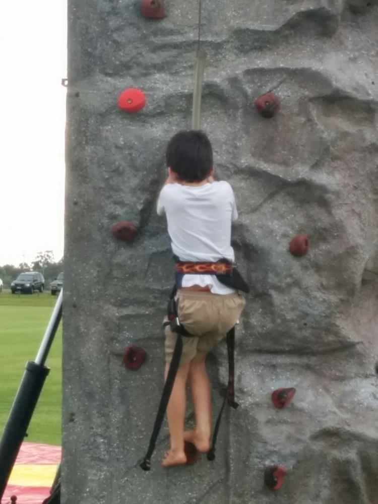 7yo climbing artificial wall