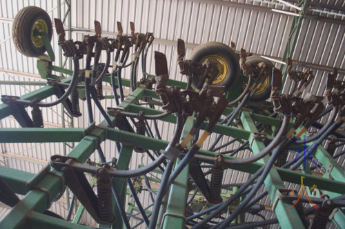 Alien farm equipment! Alien farm equipment!