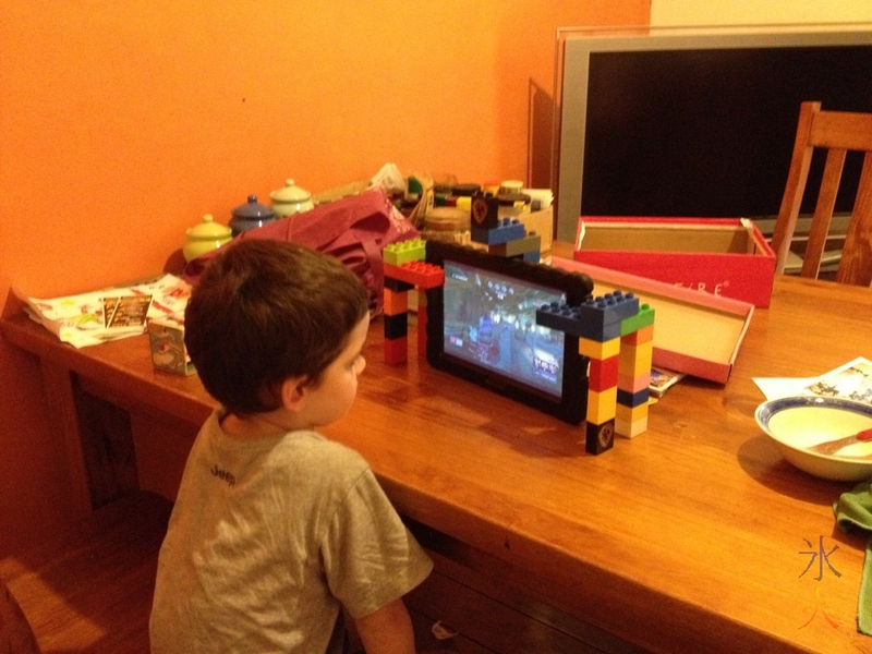 Duplo tablet stand