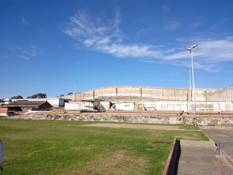 Wall following curve of the hill