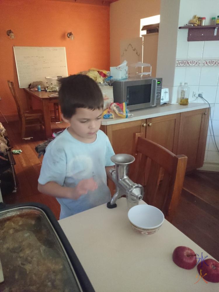 6yo juicing apples