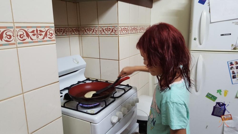 10yo cooking pikelets