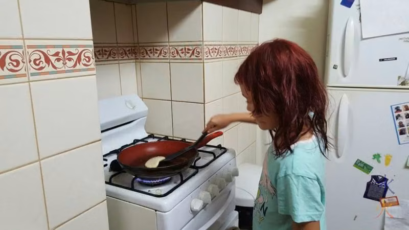 10yo cooking pikelets