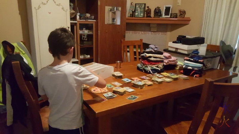 8yo hepling sort Pokemon cards