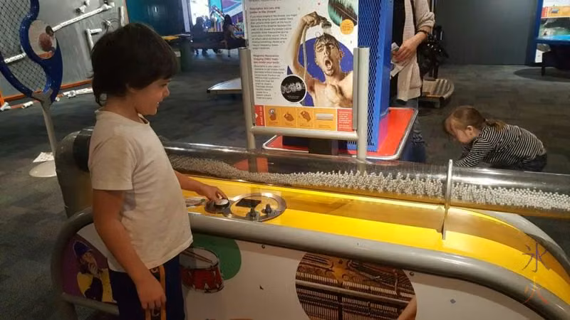 8yo-playing-with-soundwaves