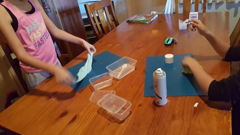 girls-making-slime