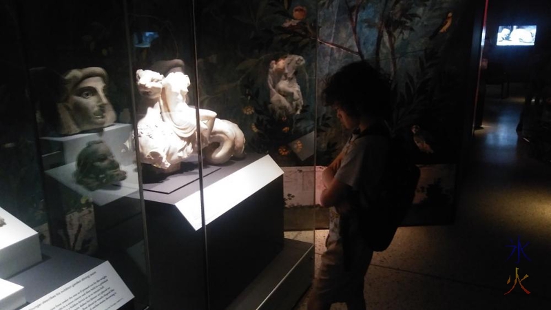 13yo-studying-display-pompeii-exhibition