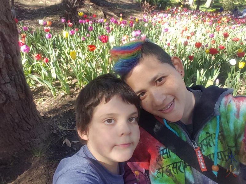 fyn-9yo-selfie-tulips-araluen