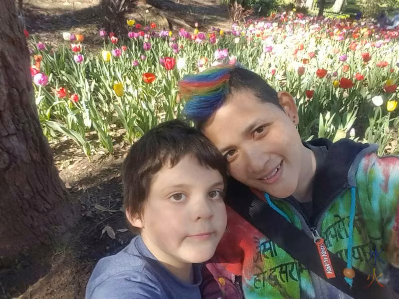 fyn-9yo-selfie-tulips-araluen