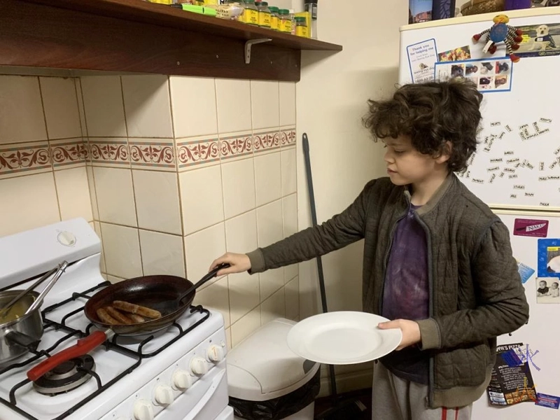 13yo cooking sausages