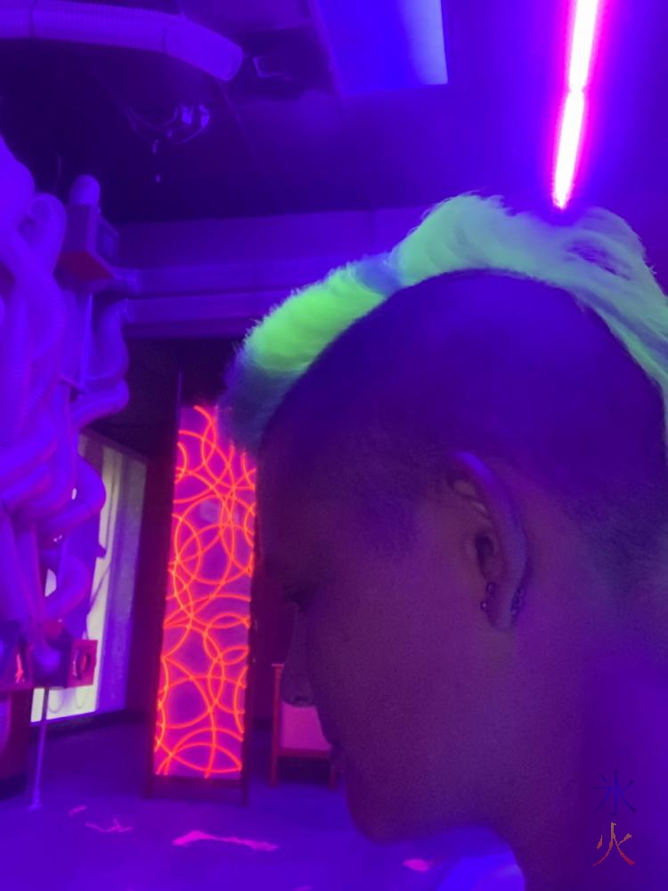 glowy mohawk under blacklight