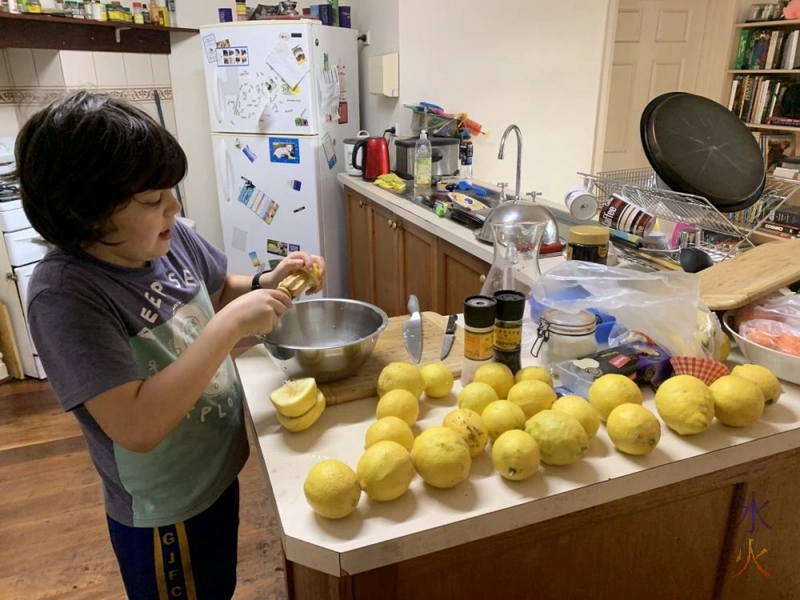10yo making lemonade
