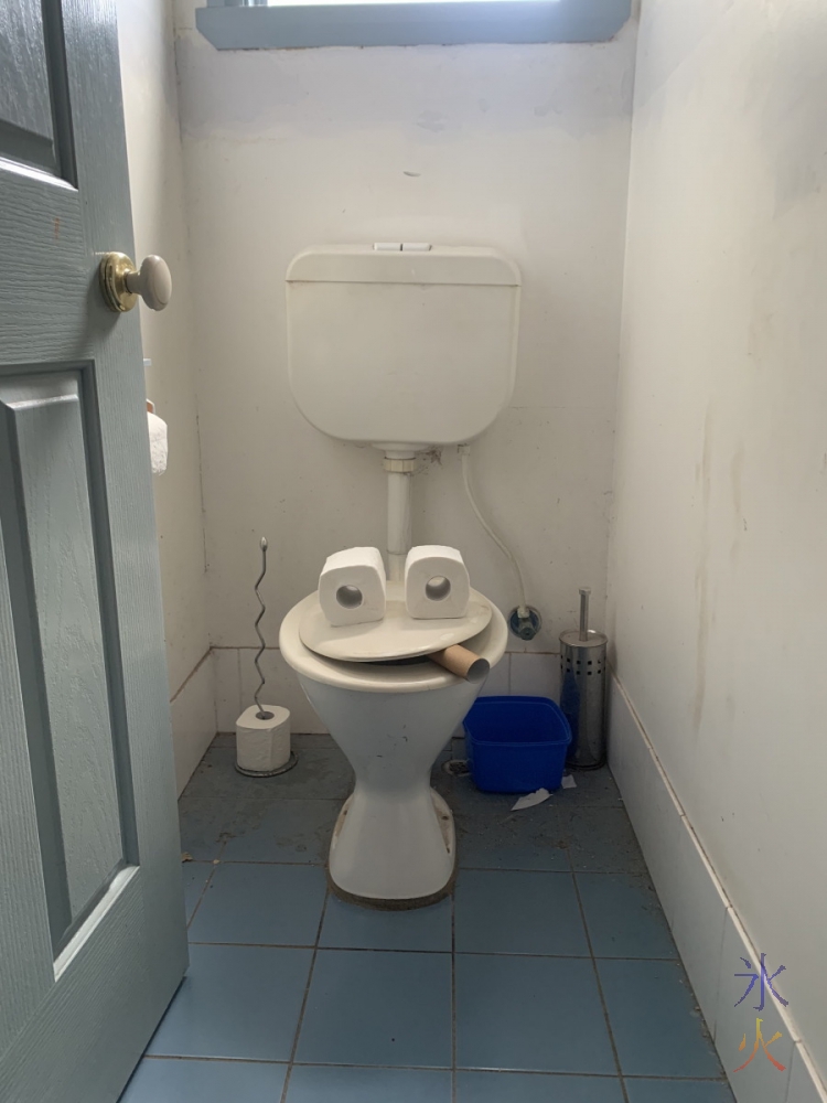 jaunty toilet