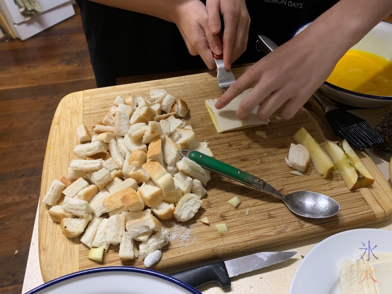 14yo crimping mini apple pie with help from boyfriend