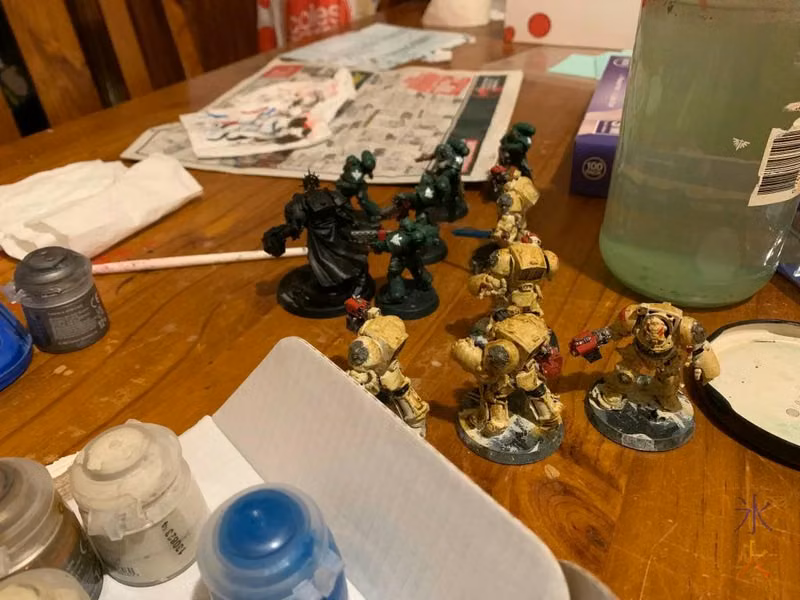 light coloured Warhammer minis