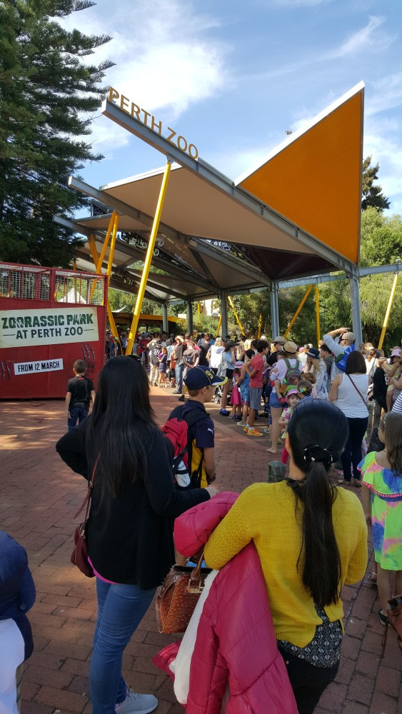 Excessive line at Perth Zoo during school holidays